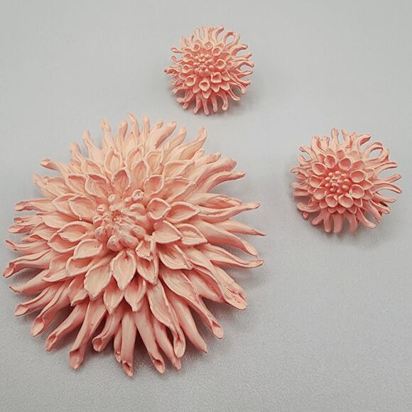 1940s Featherlite Celluloid Chrysanthemum Brooch & Earring Set Blush Pink - Picture 2 of 5
